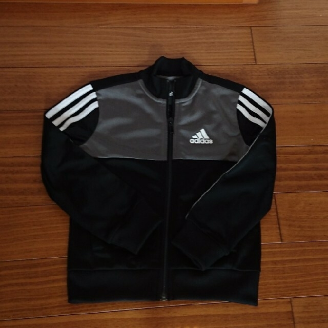 adidas(アディダス)のadidasジャージ上下セット サイズ110 キッズ/ベビー/マタニティのキッズ服男の子用(90cm~)(その他)の商品写真