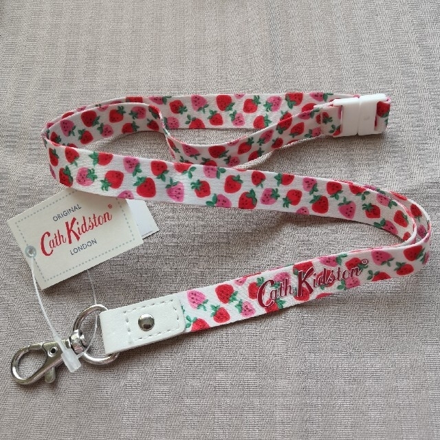 Cath Kidston(キャスキッドソン)の【みい様専用】２個700円！キャスキッドソン☆ランヤード ストロベリー クリーム スマホ/家電/カメラのスマホアクセサリー(ネックストラップ)の商品写真