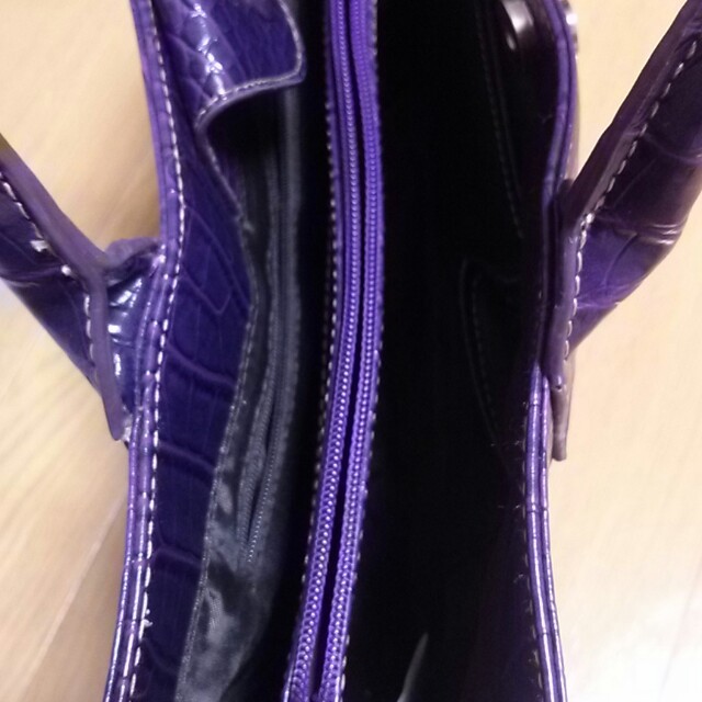 紫のA4サイズバッグ レディースのバッグ(ハンドバッグ)の商品写真