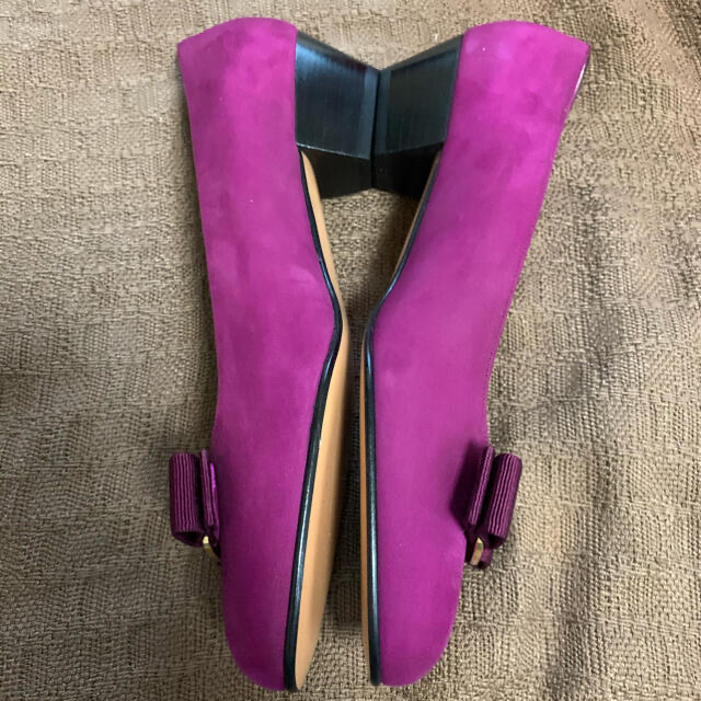 Salvatore Ferragamo(サルヴァトーレフェラガモ)のフェラガモ　紫パンプス　期間限定お値下げ中 レディースの靴/シューズ(ハイヒール/パンプス)の商品写真