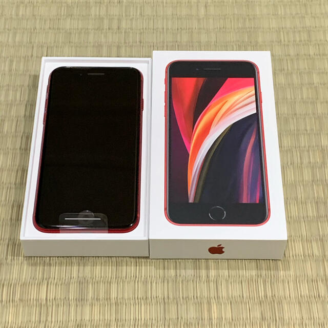 iPhone(アイフォーン)のiPhoneSE 64gb RED SIMフリー　新品未使用 スマホ/家電/カメラのスマートフォン/携帯電話(スマートフォン本体)の商品写真