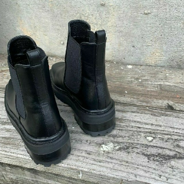ZARA(ザラ)のサイドゴアショートブーツ レディースの靴/シューズ(ブーツ)の商品写真