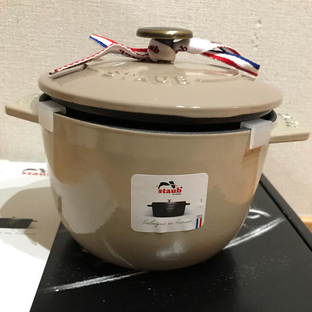 STAUB(ストウブ)のレア限定【新品未使用】staub ラ・ココットde GOHAN Ｓサイズ　リネン インテリア/住まい/日用品のキッチン/食器(鍋/フライパン)の商品写真