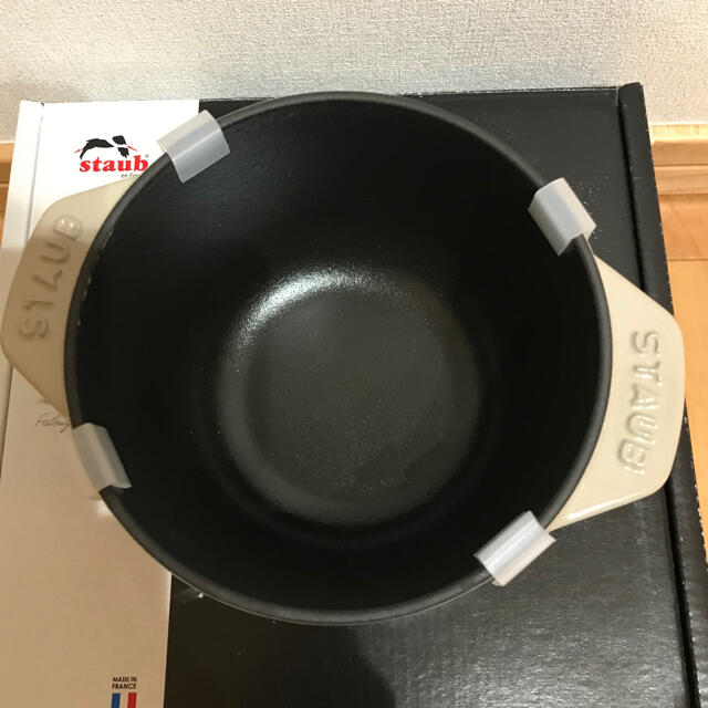 STAUB(ストウブ)のレア限定【新品未使用】staub ラ・ココットde GOHAN Ｓサイズ　リネン インテリア/住まい/日用品のキッチン/食器(鍋/フライパン)の商品写真