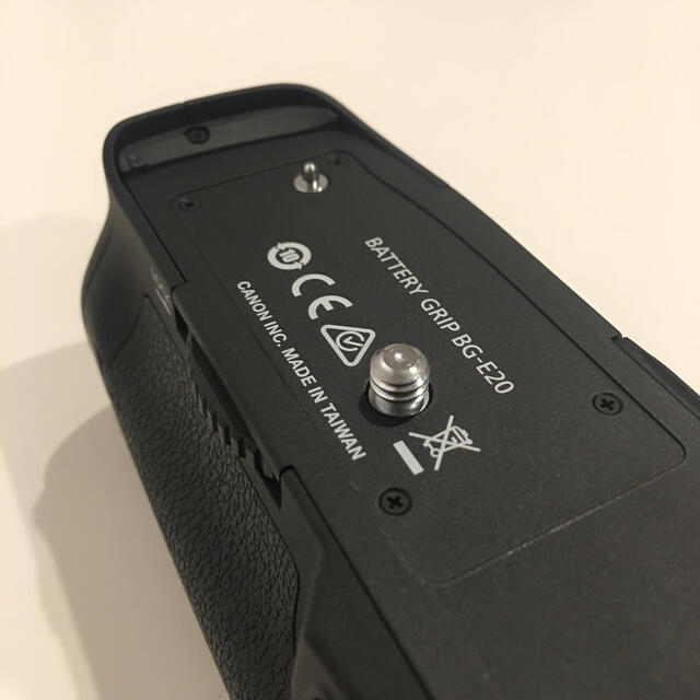 Canon(キヤノン)のcanon bg-e20 battery grip スマホ/家電/カメラのカメラ(デジタル一眼)の商品写真