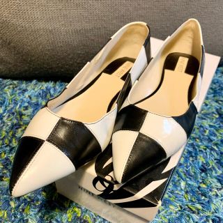 ナインウエスト(NINE WEST)の白黒柄　フラットパンプス　24.5cm(ハイヒール/パンプス)