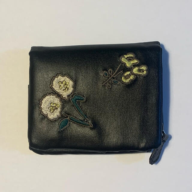 POU DOU DOU(プードゥドゥ)のpou dou dou 刺繍　二つ折り財布 レディースのファッション小物(財布)の商品写真