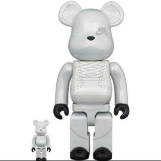 メディコムトイ(MEDICOM TOY)のBE@RBRICK NIKE SB 2020 WHITE 100% & 400%(キャラクターグッズ)