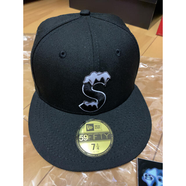 Supreme(シュプリーム)のSupreme S Logo New Era Cap black 7-1/4 メンズの帽子(キャップ)の商品写真