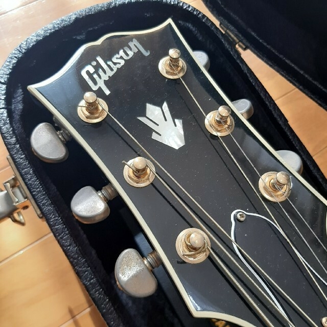 Gibson SJ200 1