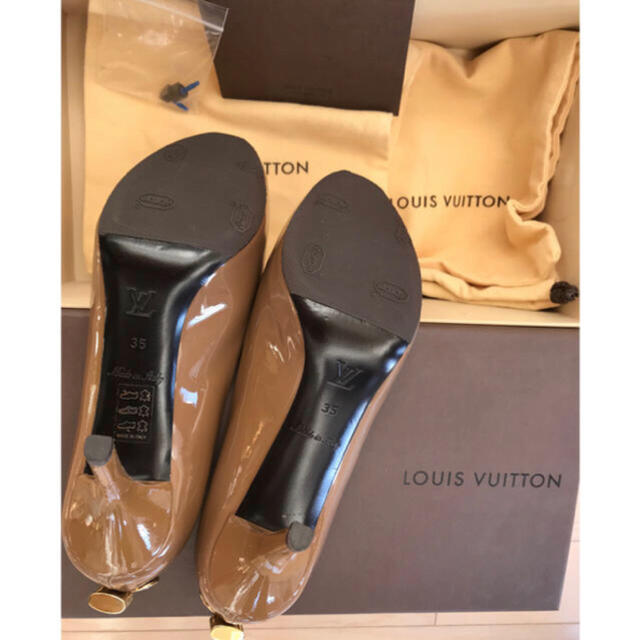 LOUIS VUITTON(ルイヴィトン)の未使用  LOUIS VUITTON パドロック パンプス  35  ベージュ レディースの靴/シューズ(ハイヒール/パンプス)の商品写真