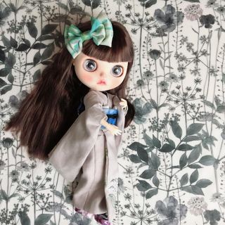 ブライスアウトフィット 淡灰色リネン鈴蘭刺繍振袖着物 ハンドメイドドール服