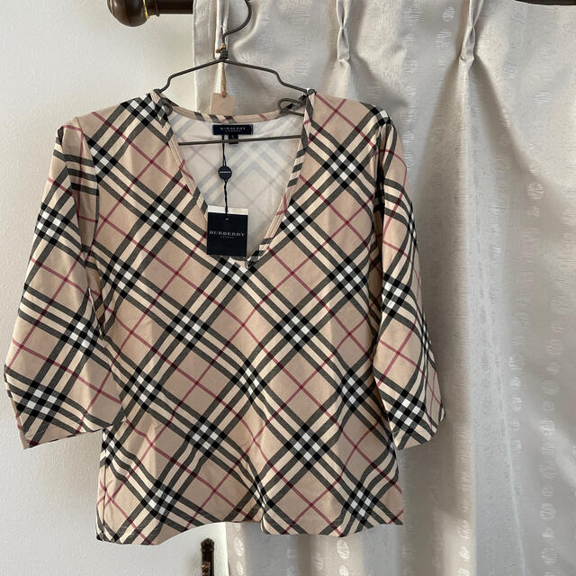 BURBERRY(バーバリー)の⭐️新品⭐️バーバリー　シャツ レディースのトップス(シャツ/ブラウス(長袖/七分))の商品写真