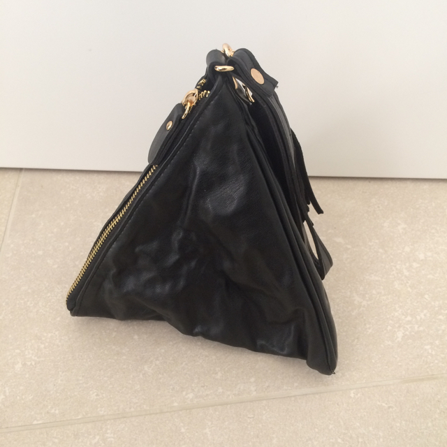 Ameri VINTAGE(アメリヴィンテージ)の三角形タッセルトライアングルミニポーチバッグ レディースのバッグ(ハンドバッグ)の商品写真
