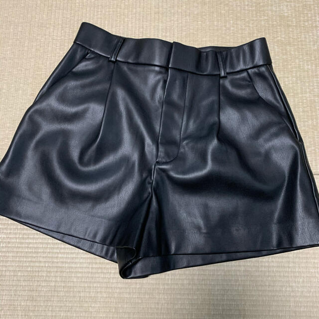 ZARA(ザラ)のZARA レザー風ショートパンツ レディースのパンツ(ショートパンツ)の商品写真