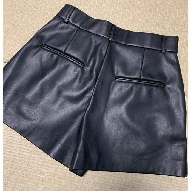 ZARA(ザラ)のZARA レザー風ショートパンツ レディースのパンツ(ショートパンツ)の商品写真