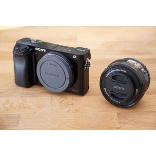 ソニー(SONY)のSONY α6000 ＋　SELP1650 電動ズームレンズキット(ミラーレス一眼)