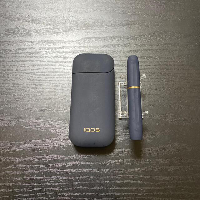 IQOS(アイコス)のA2796番　 アイコス２.４プラス本体ホルダーチャージャーセット　ネイビー メンズのファッション小物(タバコグッズ)の商品写真