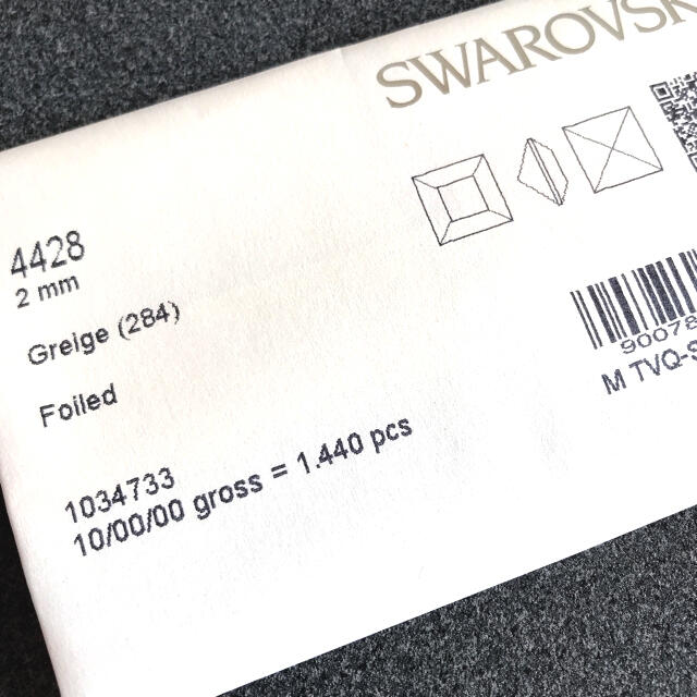 SWAROVSKI(スワロフスキー)のスワロフスキースクエア  #4428  2×2  グレージュ ハンドメイドの素材/材料(各種パーツ)の商品写真