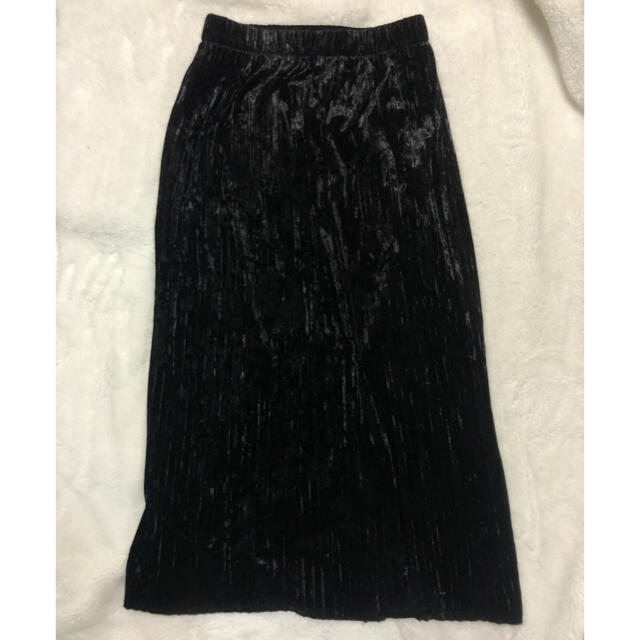 GU(ジーユー)のGU クラッシュベロアプリーツスカート　ジーユー　黒　S ミモレ丈　ブラック レディースのスカート(ロングスカート)の商品写真