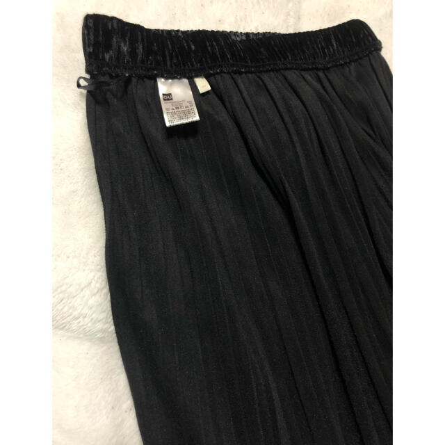 GU(ジーユー)のGU クラッシュベロアプリーツスカート　ジーユー　黒　S ミモレ丈　ブラック レディースのスカート(ロングスカート)の商品写真