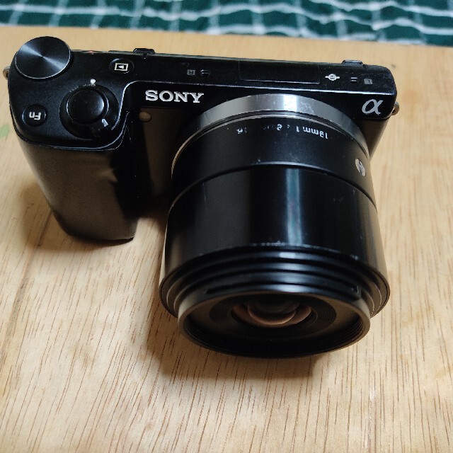 SONY(ソニー)のNEX-5R + SIGMA 19MM F2.8【ジャンク】 スマホ/家電/カメラのカメラ(ミラーレス一眼)の商品写真