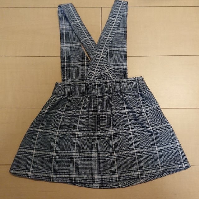 西松屋(ニシマツヤ)のグレーチェックジャンパースカート 95cm キッズ/ベビー/マタニティのキッズ服女の子用(90cm~)(スカート)の商品写真