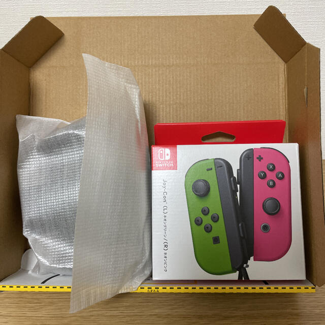 Nintendo Switch(ニンテンドースイッチ)のジョイコン　新品未開封 （L)ネオングリーン/(R)ネオンピンク グリップ エンタメ/ホビーのゲームソフト/ゲーム機本体(家庭用ゲームソフト)の商品写真