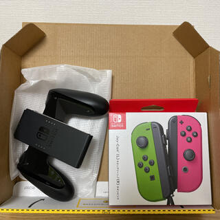 ニンテンドースイッチ(Nintendo Switch)のジョイコン　新品未開封 （L)ネオングリーン/(R)ネオンピンク グリップ(家庭用ゲームソフト)