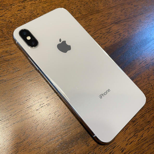 iPhone(アイフォーン)のiPhone X 64GB Silver docomo スマホ/家電/カメラのスマートフォン/携帯電話(スマートフォン本体)の商品写真