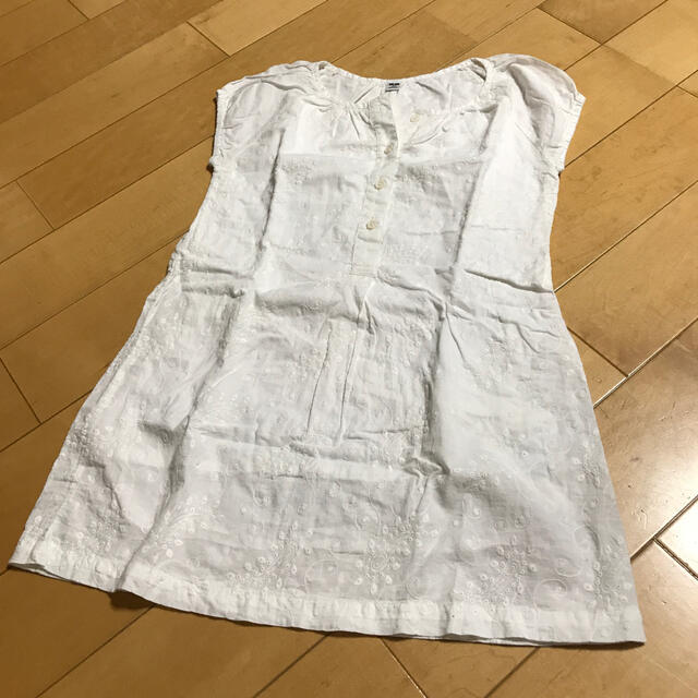 UNIQLO(ユニクロ)のユニクロ　夏物チュニック白レース130 キッズ/ベビー/マタニティのキッズ服女の子用(90cm~)(Tシャツ/カットソー)の商品写真