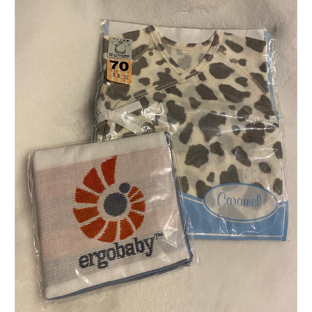 Ergobaby(エルゴベビー)の牛柄(干支)グレコ肌着70サイズ　& エルゴベビー今治タオルガーゼハンカチ キッズ/ベビー/マタニティのベビー服(~85cm)(肌着/下着)の商品写真