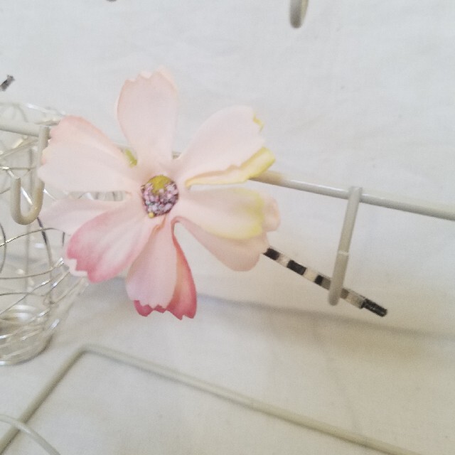 ピンクのお花のヘアピン ハンドメイドのアクセサリー(ヘアアクセサリー)の商品写真