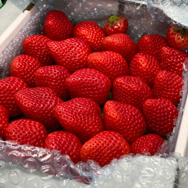 さがほのか2kg(箱梱包重さ込み)いちご苺イチゴ 食品/飲料/酒の食品(フルーツ)の商品写真