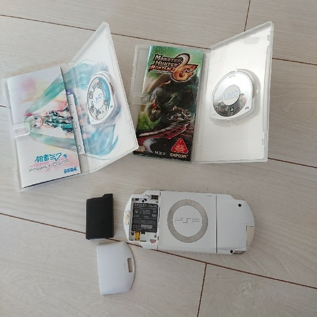 PlayStation Portable(プレイステーションポータブル)の良品☆psp本体☆白  ゲーム２つ付き。動作OK♪アルコール除菌済 エンタメ/ホビーのゲームソフト/ゲーム機本体(携帯用ゲーム機本体)の商品写真