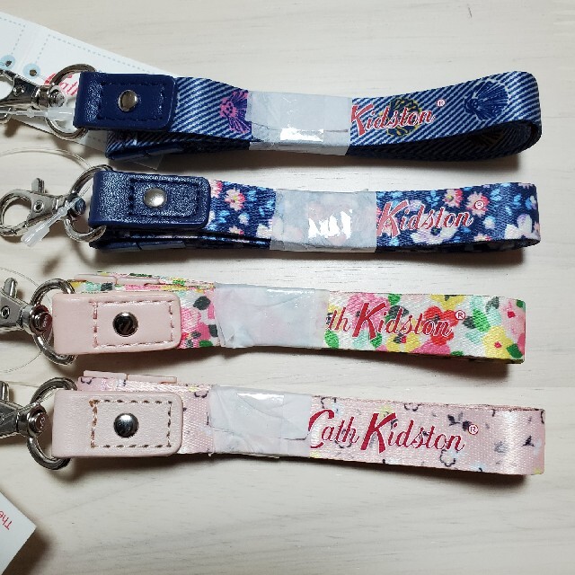 Cath Kidston(キャスキッドソン)の〈ひろママ様専用〉新品タグ付き☆Cath Kidstonランヤード4つセット スマホ/家電/カメラのスマホアクセサリー(ネックストラップ)の商品写真