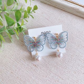 ゆらゆらパールとブルー蝶々刺繍ピアスイヤリングサージカルステンレスnonoacs(ピアス)