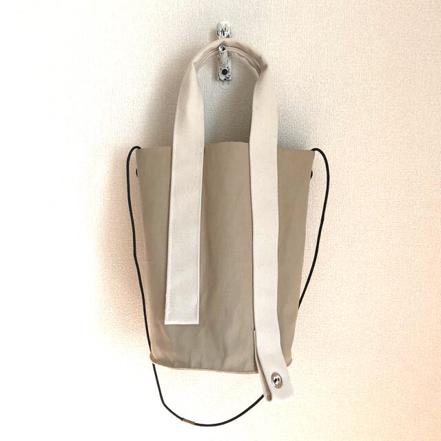 ショルダー紐付きバケツ型トートバッグ（中） ベージュ×白の通販 by ハンドメイドのお店 ｜ラクマ
