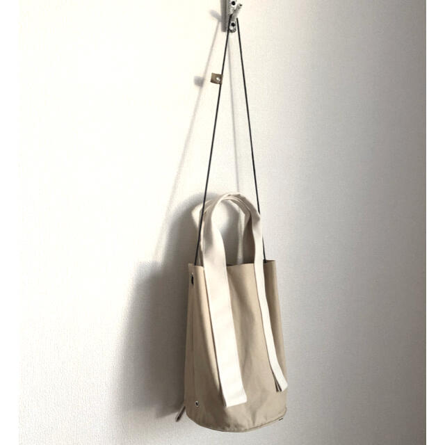 ショルダー紐付きバケツ型トートバッグ（中）　　ベージュ×白 ハンドメイドのファッション小物(バッグ)の商品写真