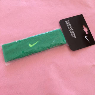 Nike 再入荷 新品 グリーン ヘアバンドの通販 ラクマ