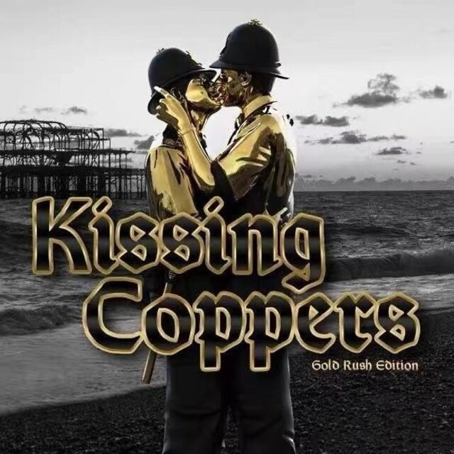 バンクシーフィギュア・Kissing Coppers Gold Rush