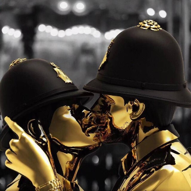 ✨バンクシー/フィギュア・Kissing Coppers Gold Rush✨ 2