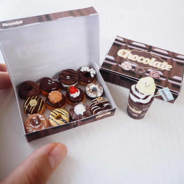 【オーダー受付中！】ミニチュアチョコドーナツセット ハンドメイドのおもちゃ(ミニチュア)の商品写真