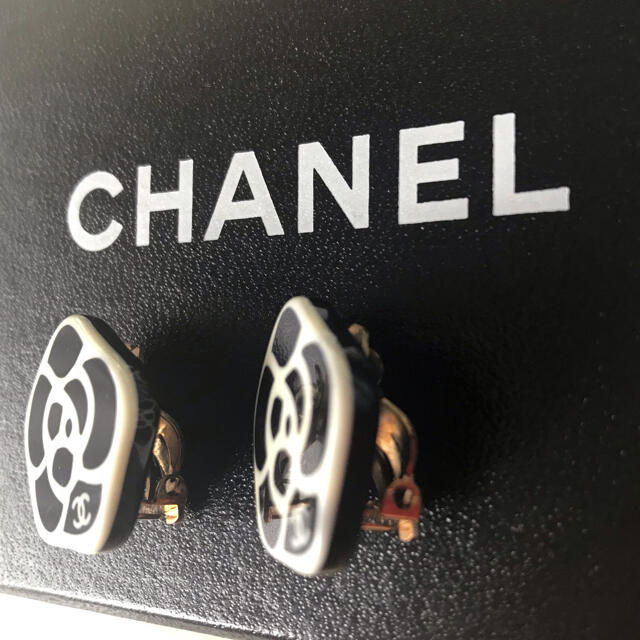 CHANEL(シャネル)のCHANEL シャネル　カメリア　イヤリング レディースのアクセサリー(イヤリング)の商品写真