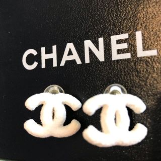 シャネル(CHANEL)のCHANEL シャネル　スノー　ホワイト　イヤリング　(イヤリング)