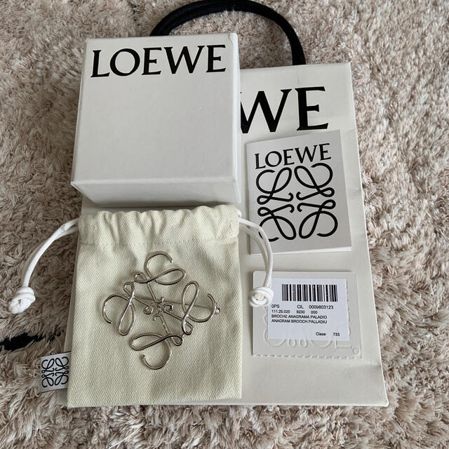 LOEWEブローチ