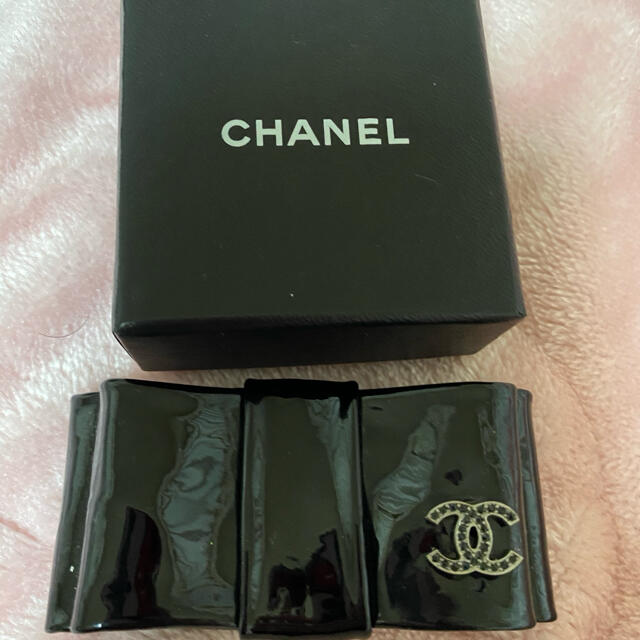 CHANEL(シャネル)の正規シャネルリボンブローチ^_^🎀値下げ レディースのアクセサリー(ブローチ/コサージュ)の商品写真