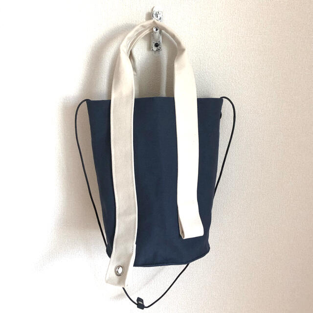 ショルダー紐付きバケツ型トートバッグ（中）　　　ビンテージブルー×白 ハンドメイドのファッション小物(バッグ)の商品写真