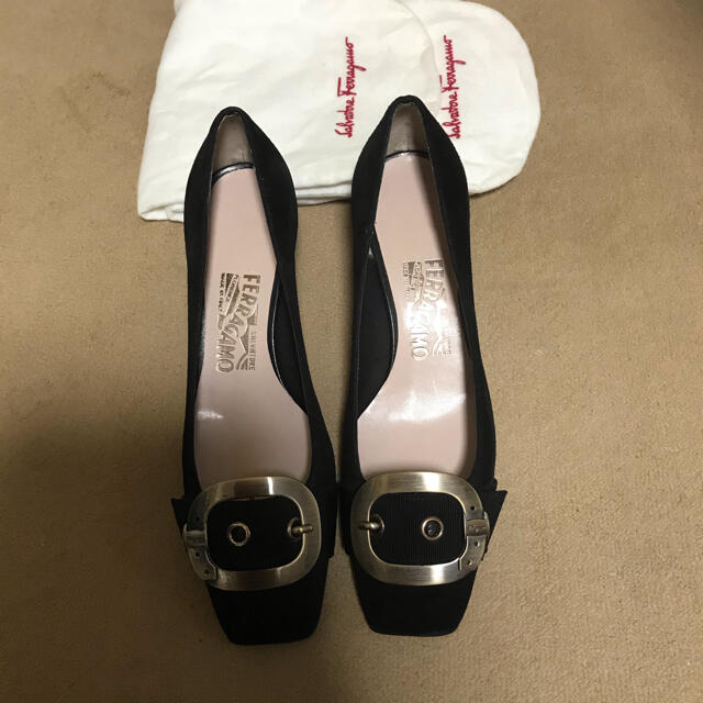 Ferragamo(フェラガモ)の新品未使用☆正規品☆Ferragamo☆パンプス☆スエード☆7C レディースの靴/シューズ(ハイヒール/パンプス)の商品写真