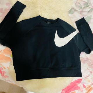 ナイキ(NIKE)の【NIKE】ショート丈　トレーナースウェット レディース(トレーナー/スウェット)